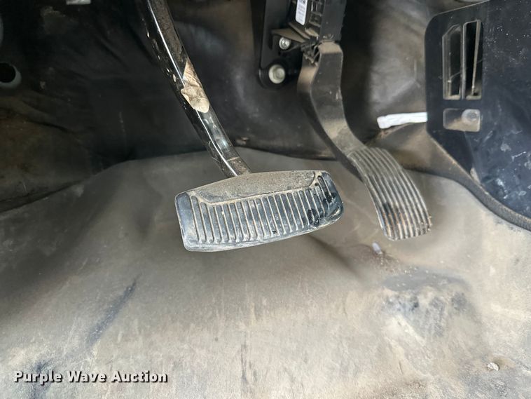 image for item DW4396 2017 Ford F350 Super Duty Crew Cab pickup truck cab and chassis