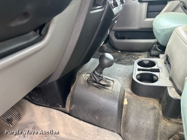 image for item DW4396 2017 Ford F350 Super Duty Crew Cab pickup truck cab and chassis