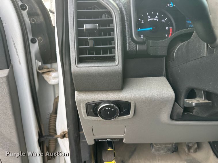 image for item DW4396 2017 Ford F350 Super Duty Crew Cab pickup truck cab and chassis