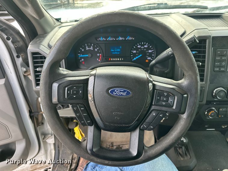 image for item DW4396 2017 Ford F350 Super Duty Crew Cab pickup truck cab and chassis