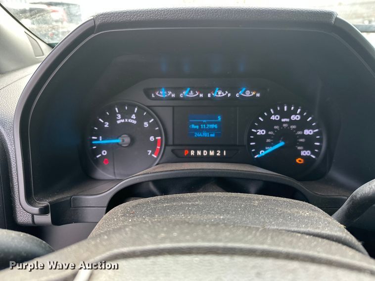 image for item DW4396 2017 Ford F350 Super Duty Crew Cab pickup truck cab and chassis