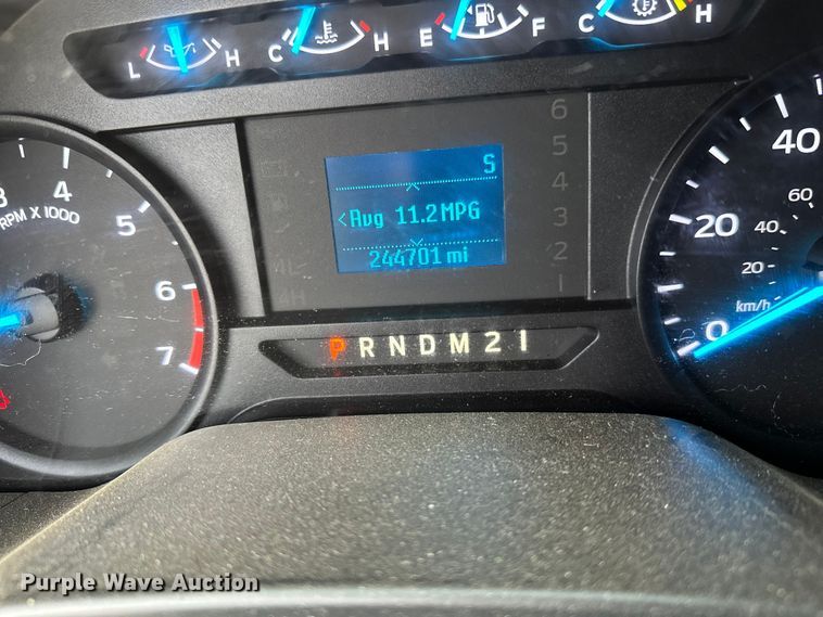 image for item DW4396 2017 Ford F350 Super Duty Crew Cab pickup truck cab and chassis