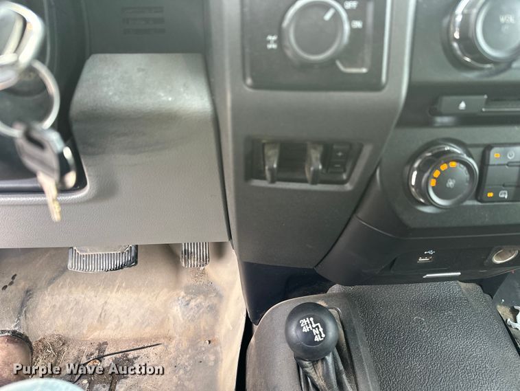 image for item DW4396 2017 Ford F350 Super Duty Crew Cab pickup truck cab and chassis