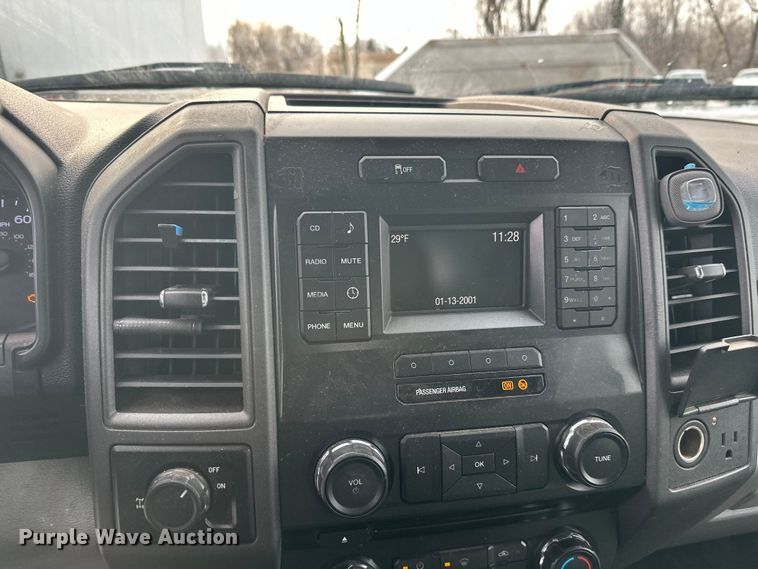 image for item DW4396 2017 Ford F350 Super Duty Crew Cab pickup truck cab and chassis