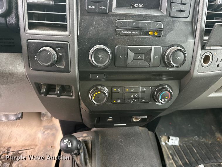 image for item DW4396 2017 Ford F350 Super Duty Crew Cab pickup truck cab and chassis