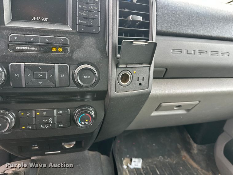 image for item DW4396 2017 Ford F350 Super Duty Crew Cab pickup truck cab and chassis