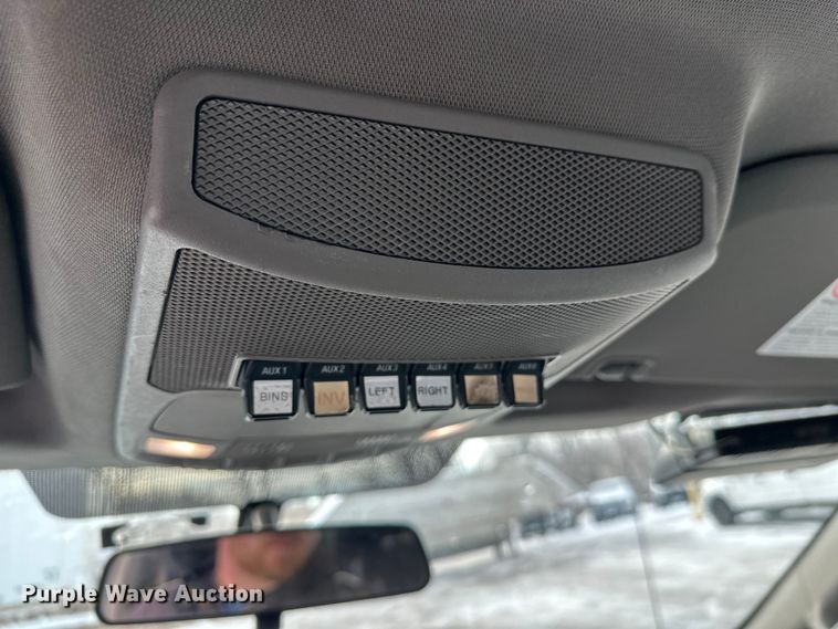 image for item DW4396 2017 Ford F350 Super Duty Crew Cab pickup truck cab and chassis