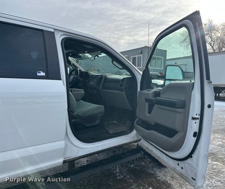 image for item DW4396 2017 Ford F350 Super Duty Crew Cab pickup truck cab and chassis