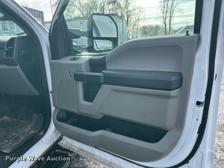 image for item DW4396 2017 Ford F350 Super Duty Crew Cab pickup truck cab and chassis