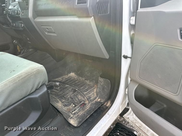 image for item DW4396 2017 Ford F350 Super Duty Crew Cab pickup truck cab and chassis