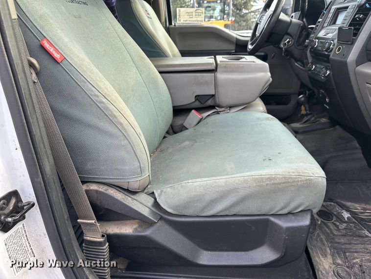 image for item DW4396 2017 Ford F350 Super Duty Crew Cab pickup truck cab and chassis