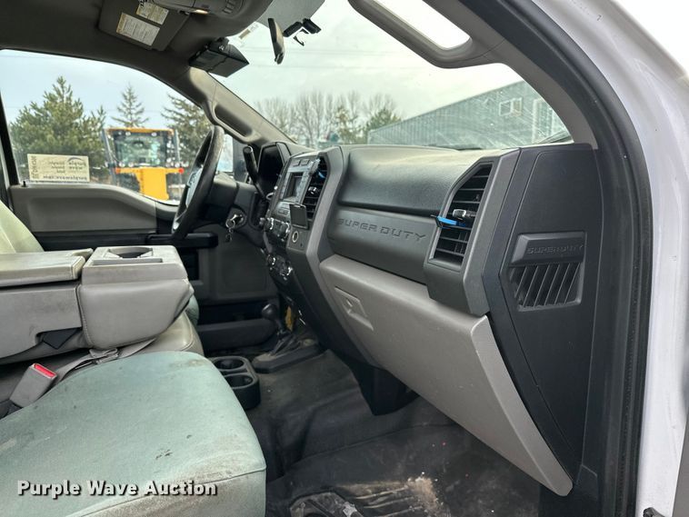 image for item DW4396 2017 Ford F350 Super Duty Crew Cab pickup truck cab and chassis