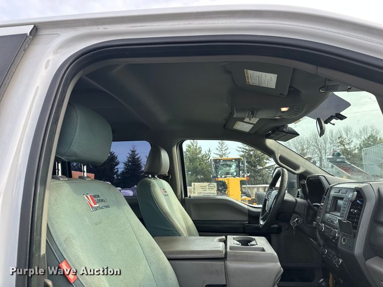 image for item DW4396 2017 Ford F350 Super Duty Crew Cab pickup truck cab and chassis