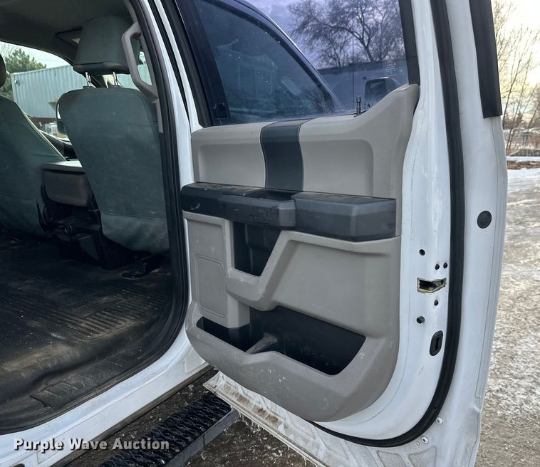 image for item DW4396 2017 Ford F350 Super Duty Crew Cab pickup truck cab and chassis