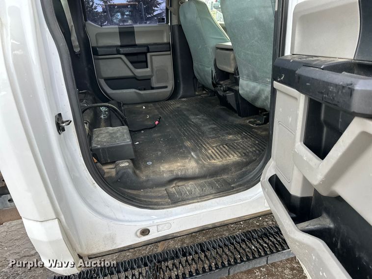 image for item DW4396 2017 Ford F350 Super Duty Crew Cab pickup truck cab and chassis