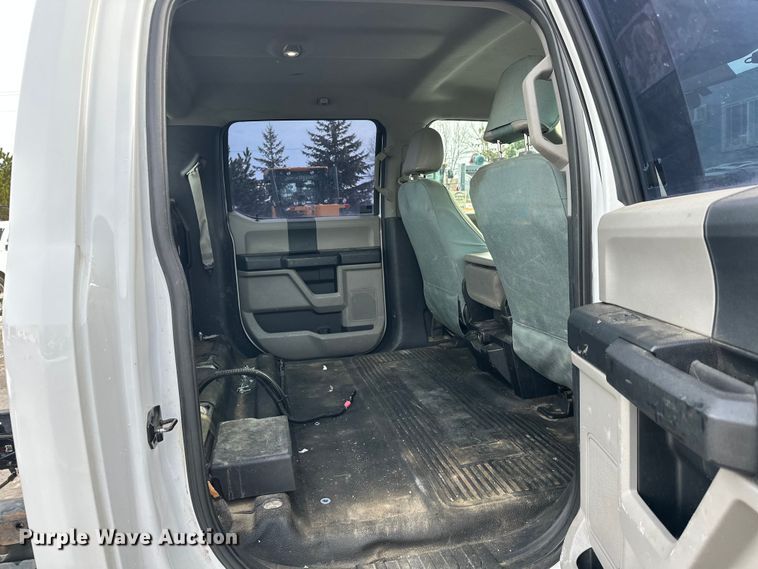 image for item DW4396 2017 Ford F350 Super Duty Crew Cab pickup truck cab and chassis