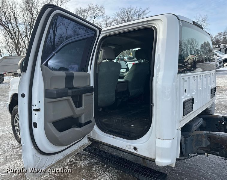 image for item DW4396 2017 Ford F350 Super Duty Crew Cab pickup truck cab and chassis