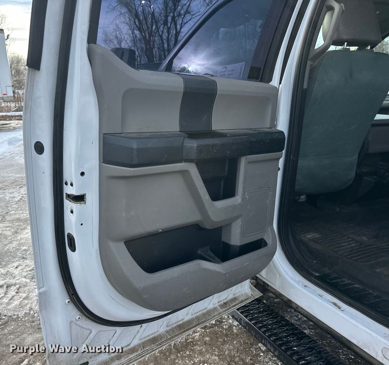 image for item DW4396 2017 Ford F350 Super Duty Crew Cab pickup truck cab and chassis