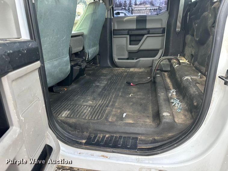 image for item DW4396 2017 Ford F350 Super Duty Crew Cab pickup truck cab and chassis