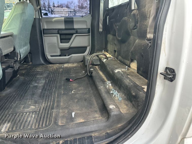 image for item DW4396 2017 Ford F350 Super Duty Crew Cab pickup truck cab and chassis