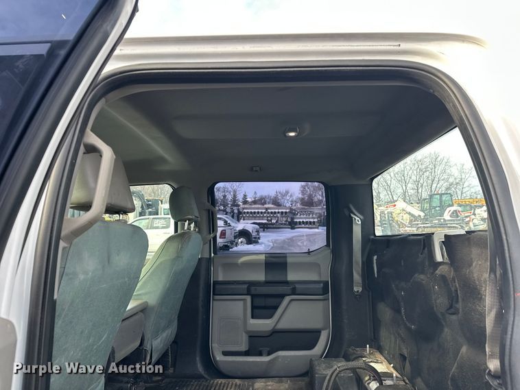 image for item DW4396 2017 Ford F350 Super Duty Crew Cab pickup truck cab and chassis