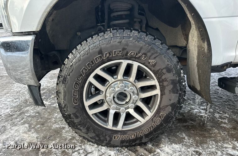 image for item DW4396 2017 Ford F350 Super Duty Crew Cab pickup truck cab and chassis