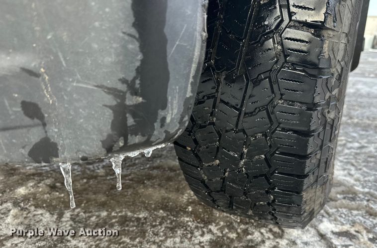 image for item DW4396 2017 Ford F350 Super Duty Crew Cab pickup truck cab and chassis