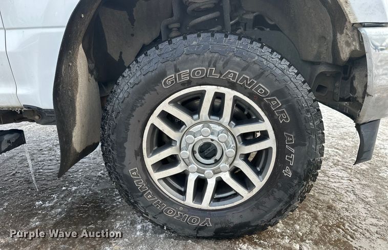 image for item DW4396 2017 Ford F350 Super Duty Crew Cab pickup truck cab and chassis