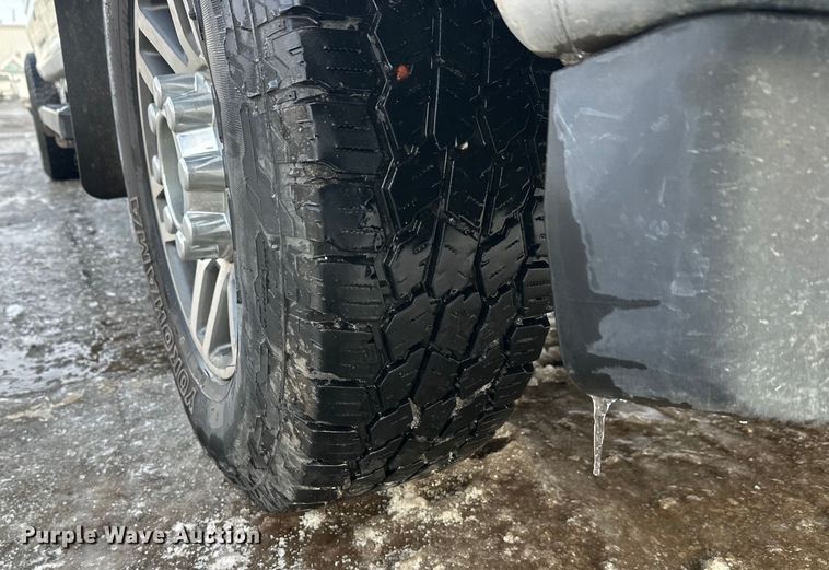 image for item DW4396 2017 Ford F350 Super Duty Crew Cab pickup truck cab and chassis