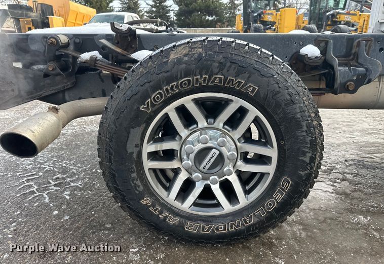 image for item DW4396 2017 Ford F350 Super Duty Crew Cab pickup truck cab and chassis