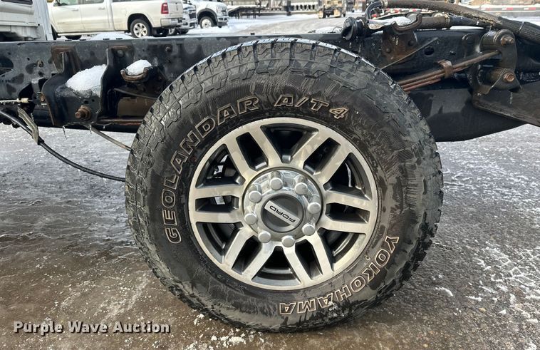 image for item DW4396 2017 Ford F350 Super Duty Crew Cab pickup truck cab and chassis