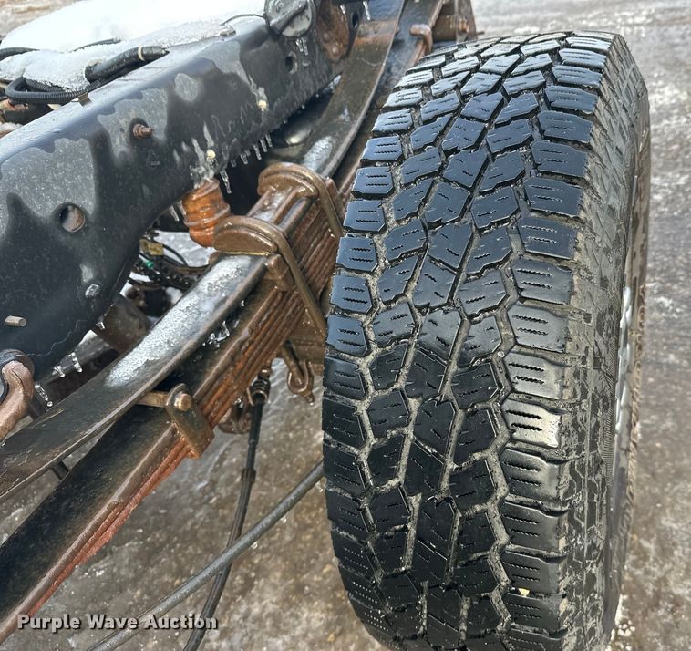 image for item DW4396 2017 Ford F350 Super Duty Crew Cab pickup truck cab and chassis