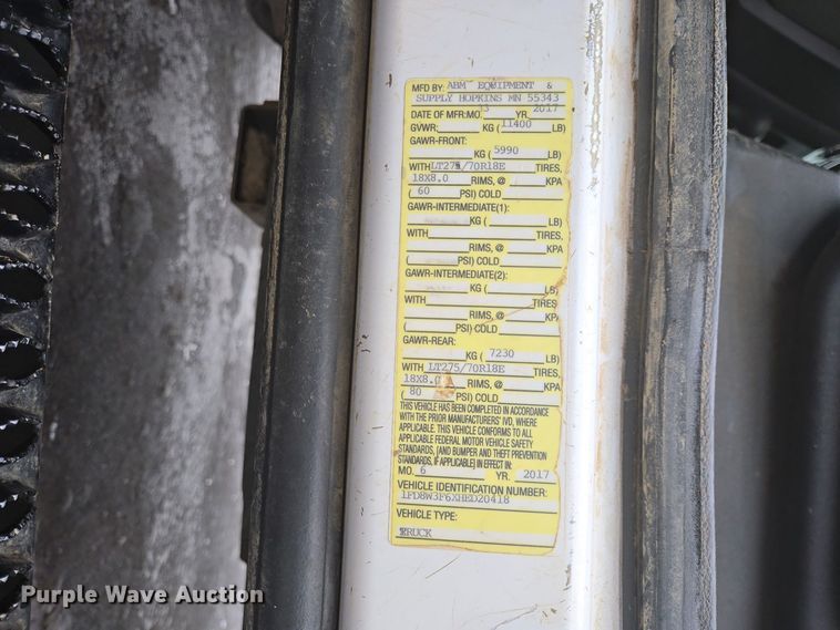 image for item DW4396 2017 Ford F350 Super Duty Crew Cab pickup truck cab and chassis