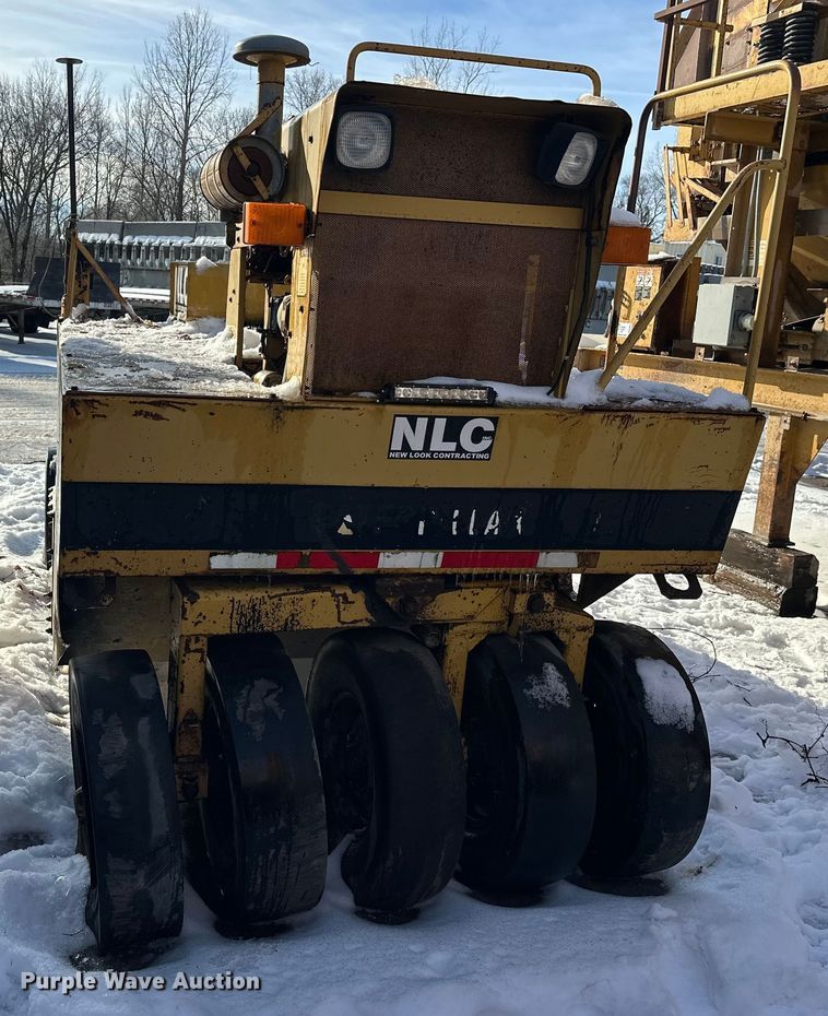 image for item DW4400 Caterpillar PS-110 pneumatic roller