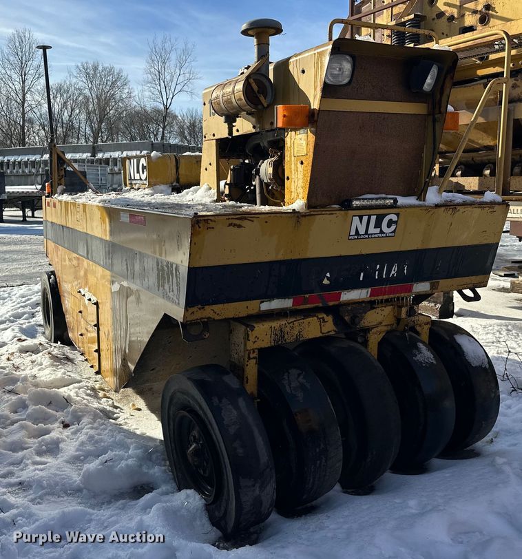 image for item DW4400 Caterpillar PS-110 pneumatic roller