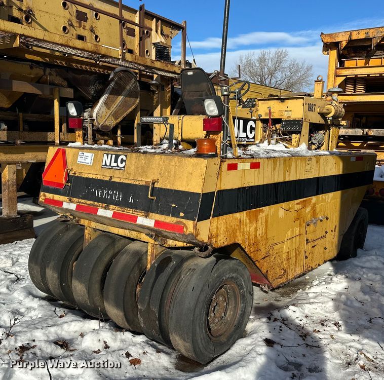 image for item DW4400 Caterpillar PS-110 pneumatic roller