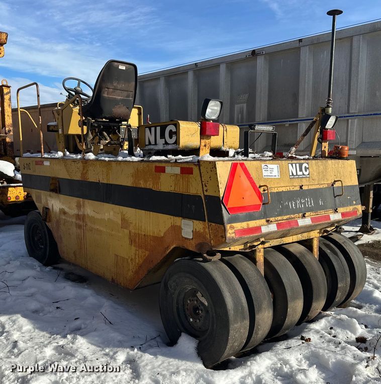 image for item DW4400 Caterpillar PS-110 pneumatic roller