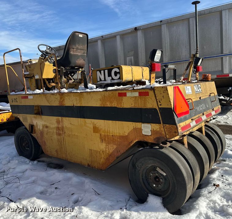 image for item DW4400 Caterpillar PS-110 pneumatic roller