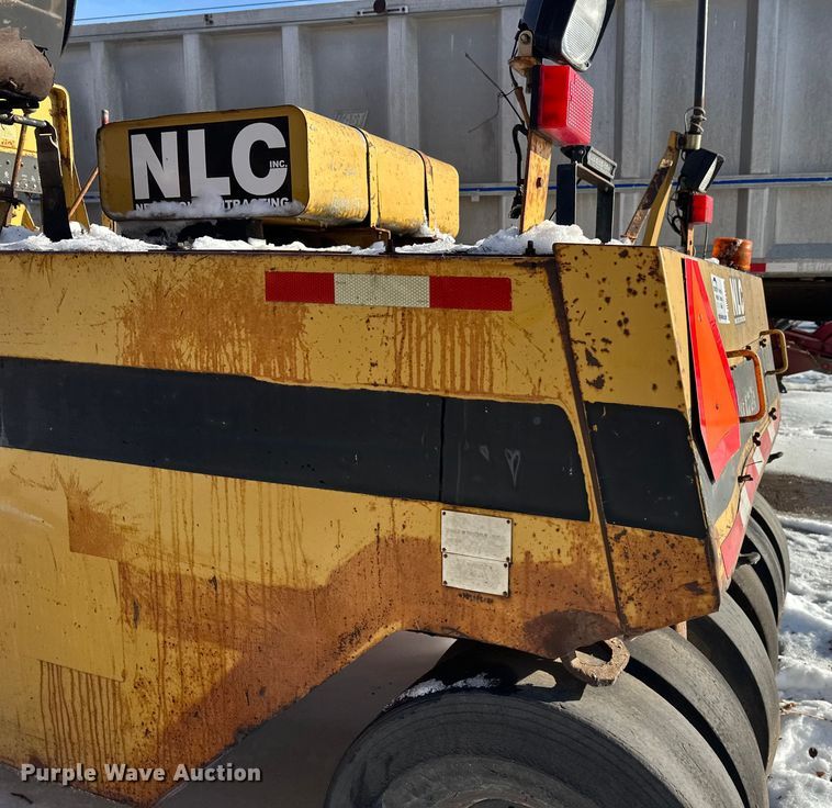 image for item DW4400 Caterpillar PS-110 pneumatic roller