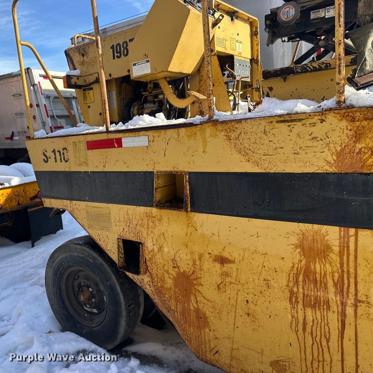 image for item DW4400 Caterpillar PS-110 pneumatic roller