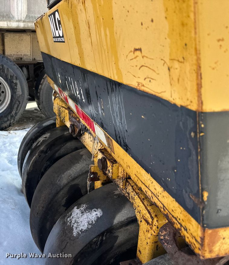 image for item DW4400 Caterpillar PS-110 pneumatic roller