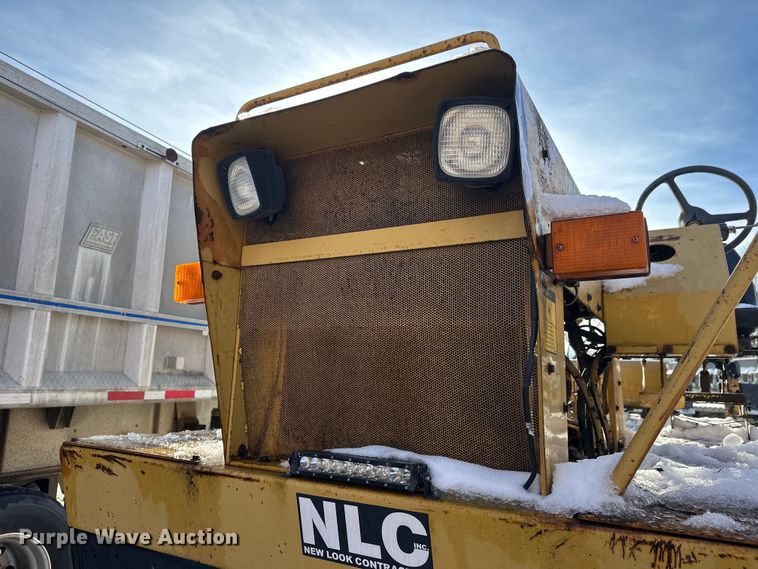 image for item DW4400 Caterpillar PS-110 pneumatic roller