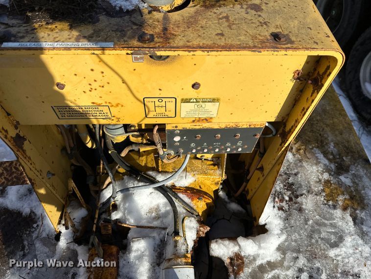 image for item DW4400 Caterpillar PS-110 pneumatic roller