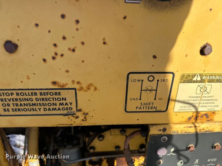 image for item DW4400 Caterpillar PS-110 pneumatic roller