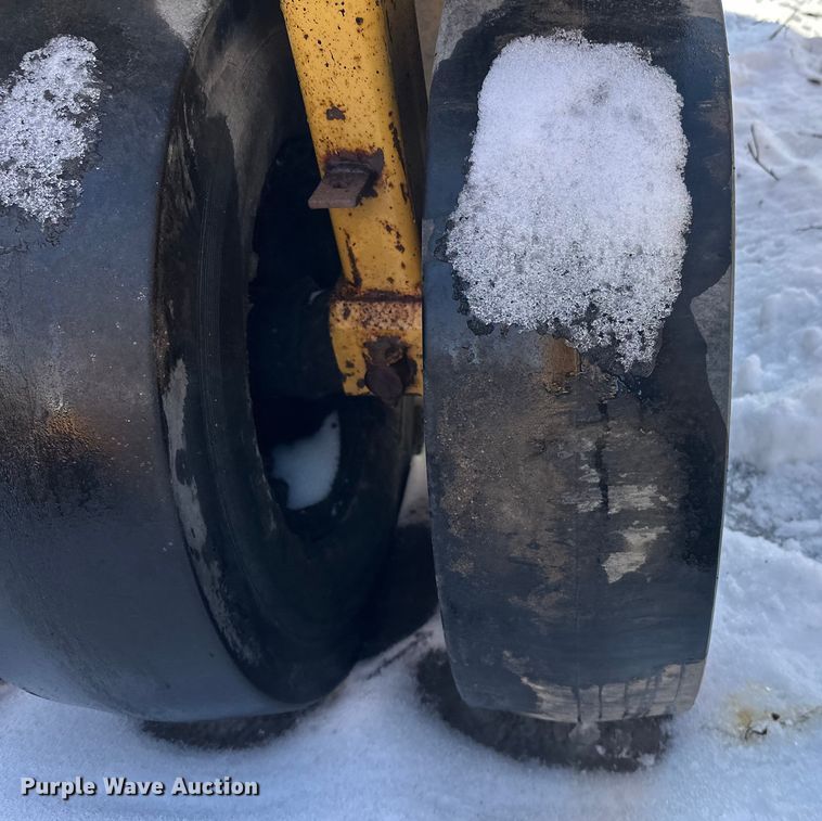 image for item DW4400 Caterpillar PS-110 pneumatic roller