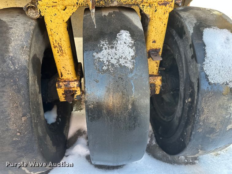 image for item DW4400 Caterpillar PS-110 pneumatic roller