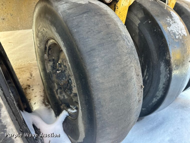 image for item DW4400 Caterpillar PS-110 pneumatic roller