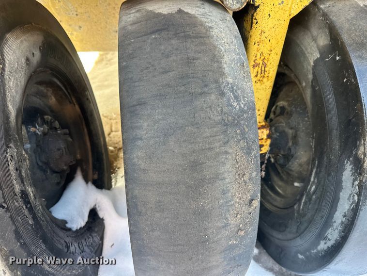 image for item DW4400 Caterpillar PS-110 pneumatic roller