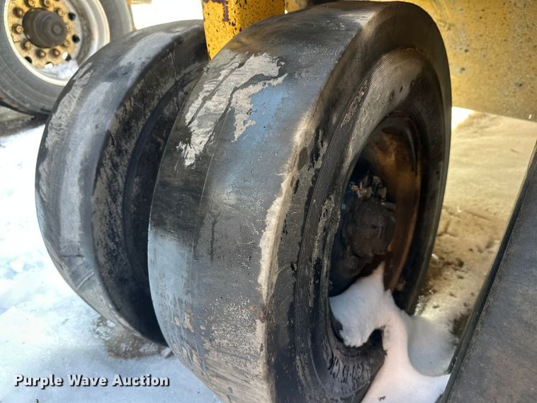 image for item DW4400 Caterpillar PS-110 pneumatic roller