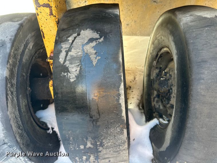 image for item DW4400 Caterpillar PS-110 pneumatic roller